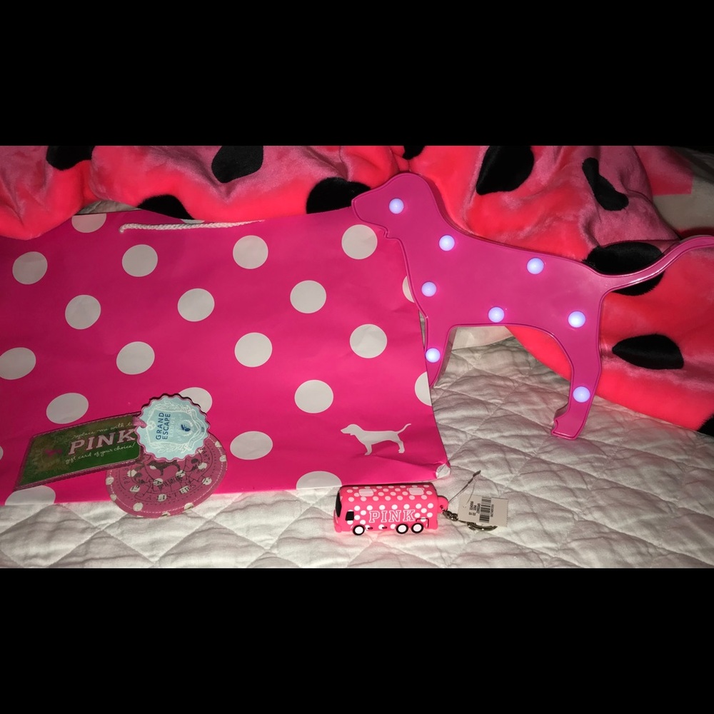 💕EXCLUSIVE VS PINK BUS KEYCHAIN 💕 - Picture 3 of 5